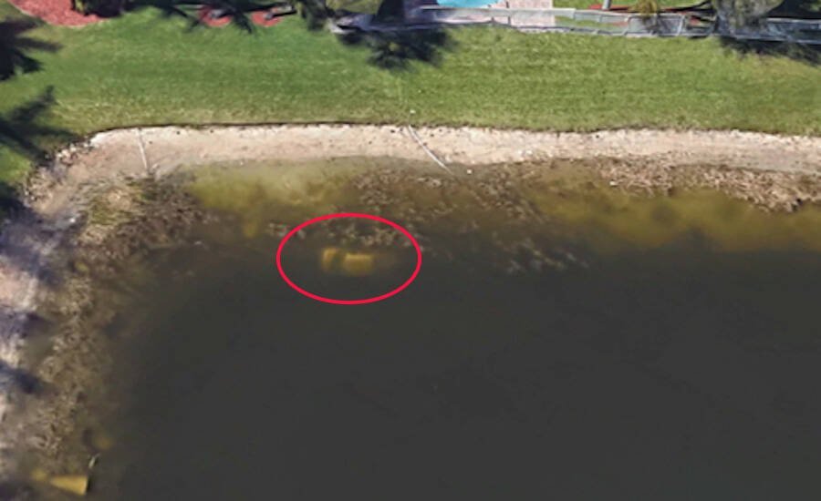 Бывший житель,  исследуя местность по Google Earth, заметил то, что выглядело как затопленный автомобиль в пруду.