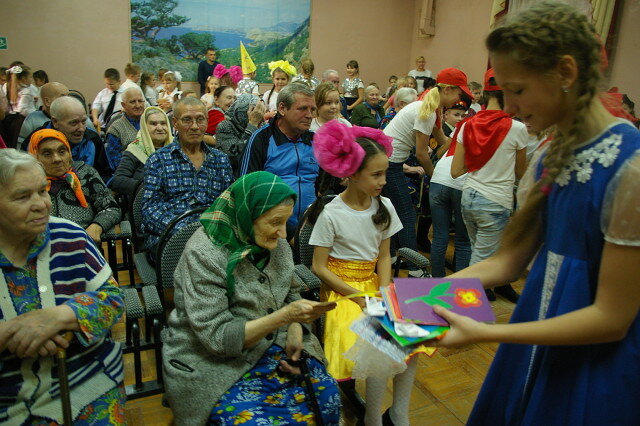 Для пожилых пациентов дети устраивают концерты. Фото: личный архив.