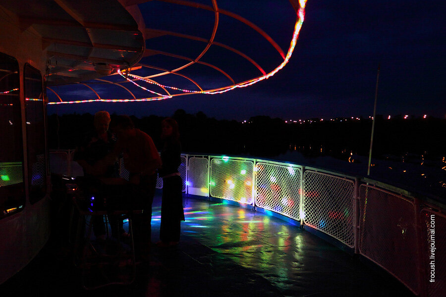 вечеринка на теплоходе. судно дискотека москва река. теплоход тусовка питер. Loft boat теплоход. ночная дискотека на теплоходе по москве реке.