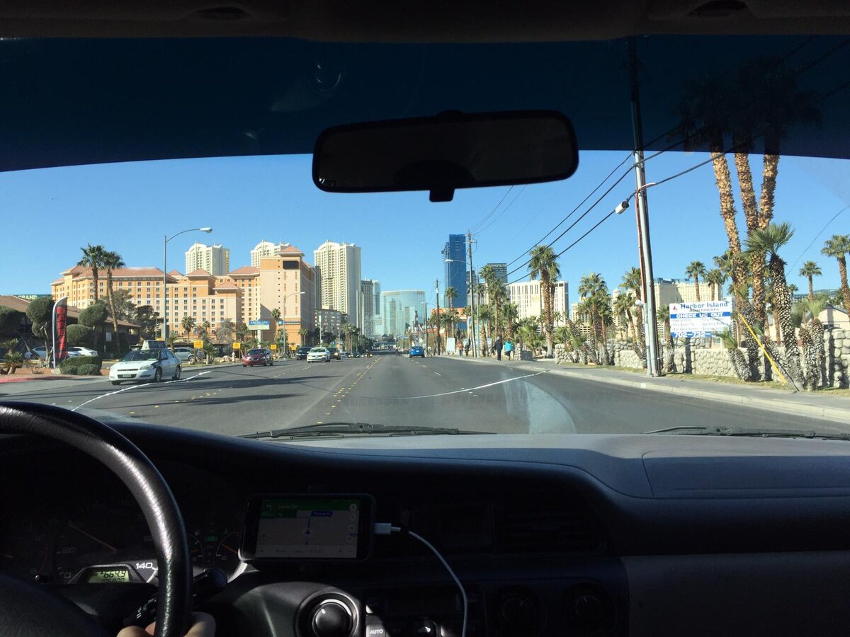 Ключ поверну от зажиганья Нажму сильнее на педаль
Махну рукою на прощанье
Меня поманит снова даль
Что там я встречу грусть иль радость
Любовь в душе моей как свет
Она даёт мне жизни сладость
Её ждала так много лет
И сердцем так всегда волнуюсь
Когда не вижу милых глаз
Которыми всегда любуюсь
Они прекрасней,чем алмаз
А как все чувства замирают
Когда я рядошком вот с ним
Тогда я счастлива-я знаю
И мир вокруг не повторим
Нажму на газ и брат мой ветер
Подругой станет мне луна
Лечу вперед к тебе на встречу
Удача,как ты мне нужна!! 