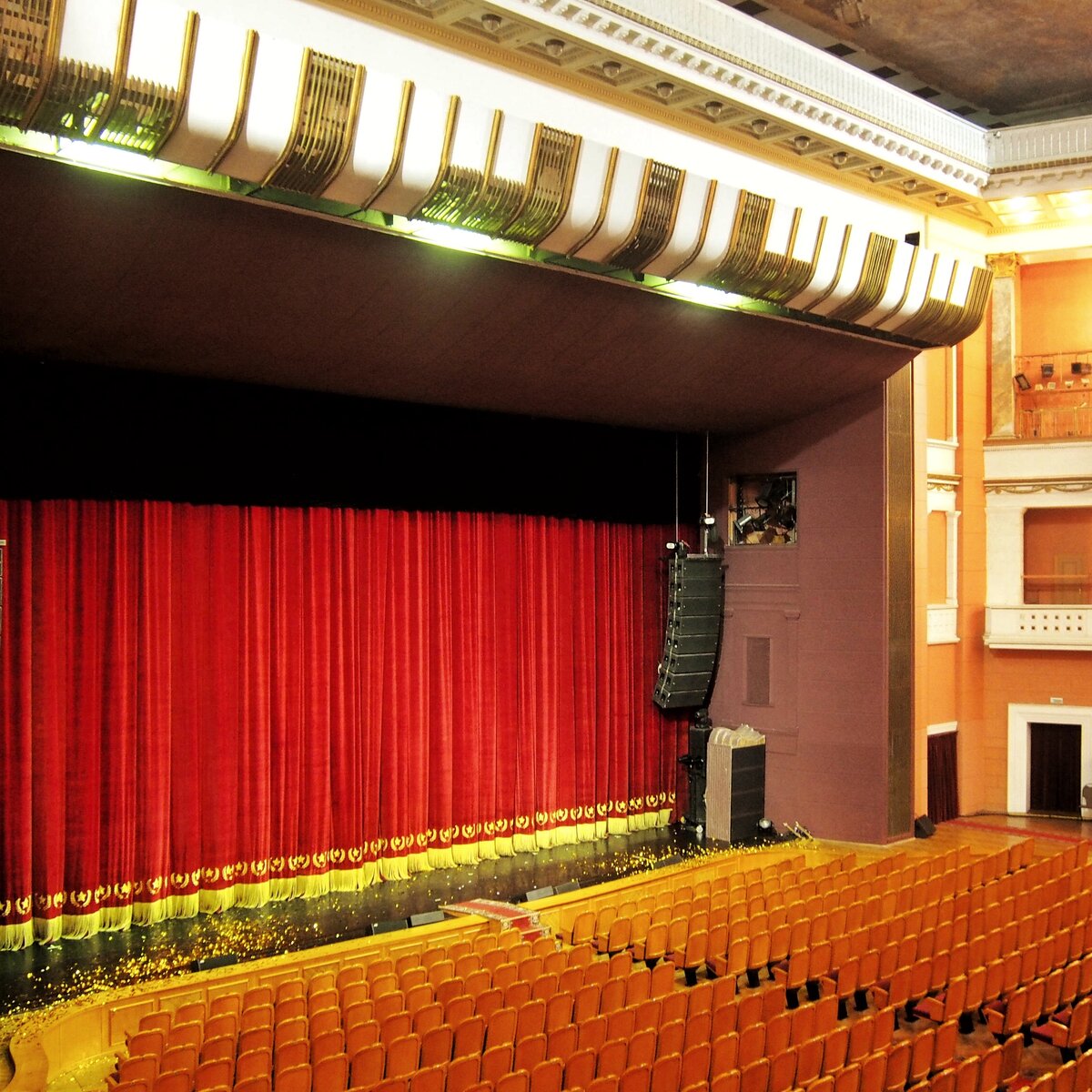 Theatres go. Современные театры Москвы.