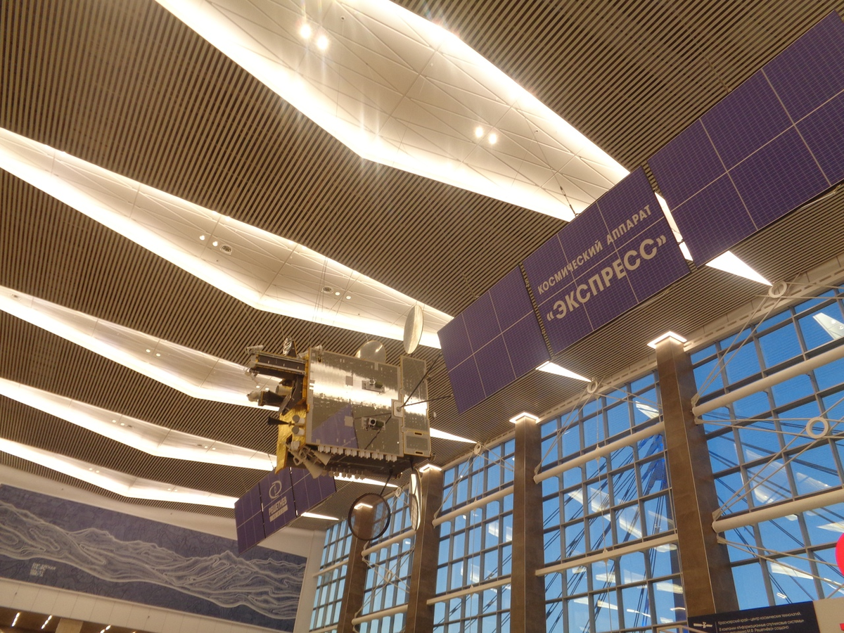 Аэропорт. Космический аппарат "Экспресс"