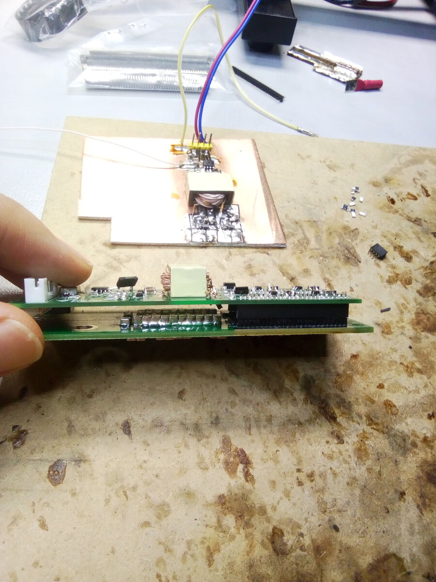 Рис.2. Драйвер подключен к силовой плате. Дайвер сверху, силовая часть - снизу.