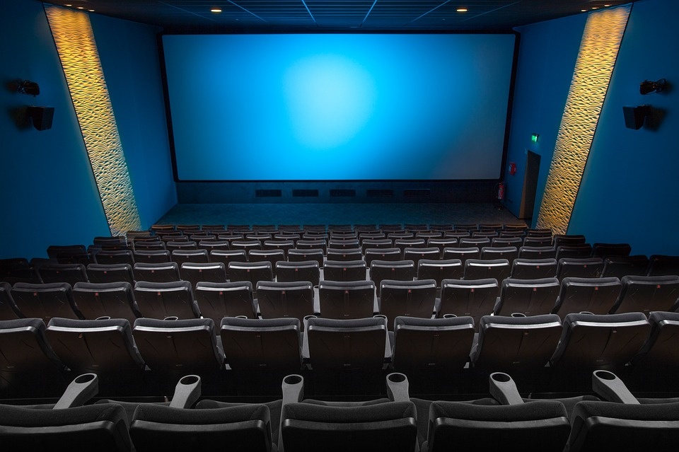 https://cdn.pixabay.com/photo/2017/07/13/23/11/cinema-2502213_960_720.jpg