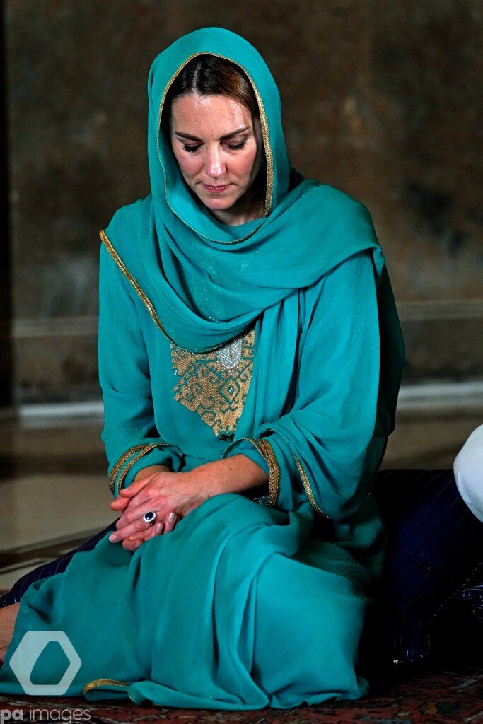 Кейт Миддлтон в бирюзовом шальвар-камизе посетила мечеть Бадшахи