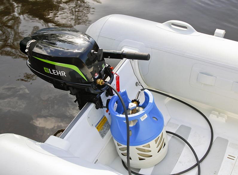   Лодочный мотор на газу Lehr мощностью 5 л.с. также эффективен и на надувной лодке. При необходимости можно подключить баллон большей ёмкости. 