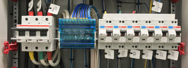 Автоматические выключатели внутри электрощита