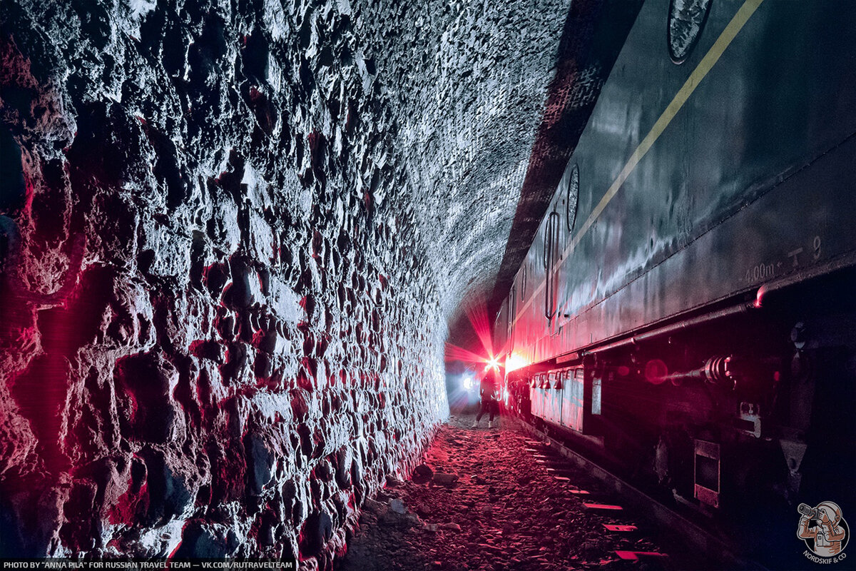 Исследуя заброшенную железную дорогу мы наткнулись на стоянку поездов в тоннеле! ??