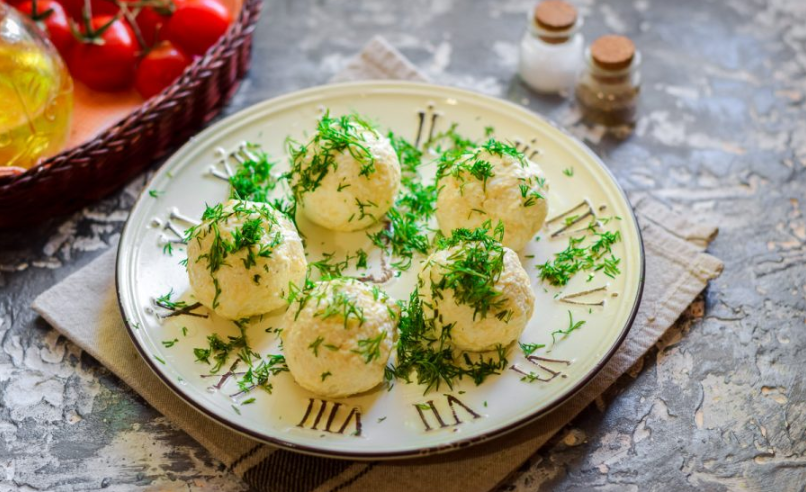 Ингредиенты: 
500 мягкого сливочного или творожного сыра, 
50 г оливок нарезанных, 
8 шт. сушеных томатов измельченных, 
зубчик чеснока, пропущенного через пресс, 
60 г фисташек (или других орехов, семечек), 
зелень рубленая по вкусу. 