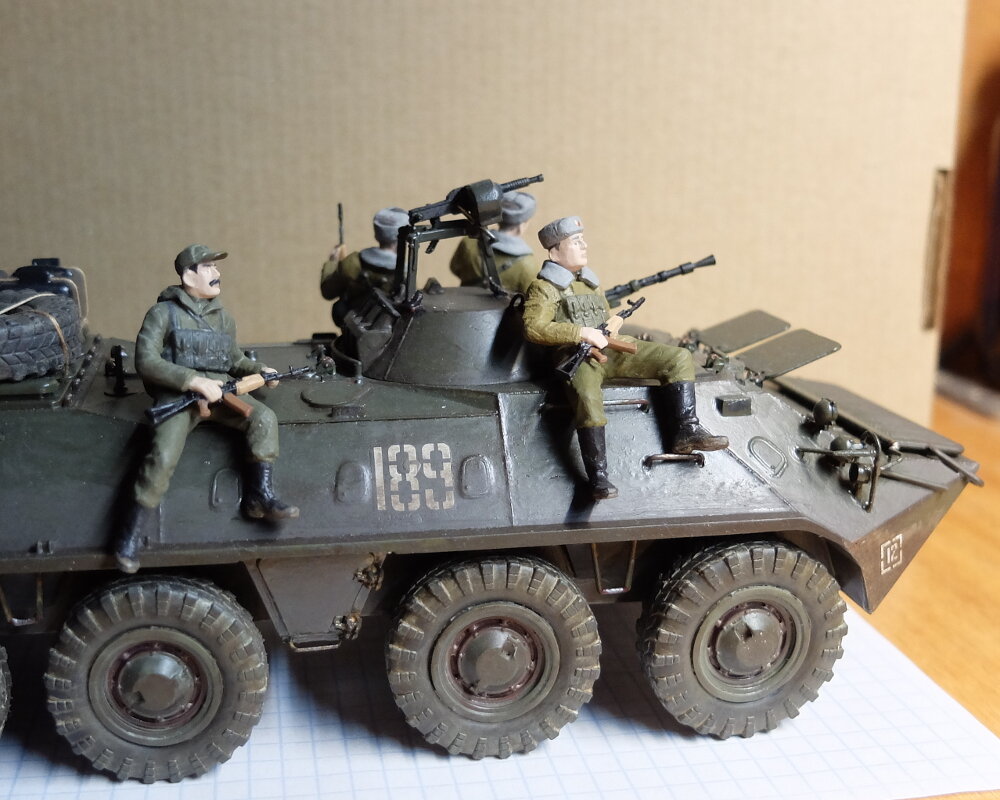 Вот так и бывает. Красишь бойца, а получается Фредди Меркьюри. Гитары в наборе не было, пришлось оставить автомат.