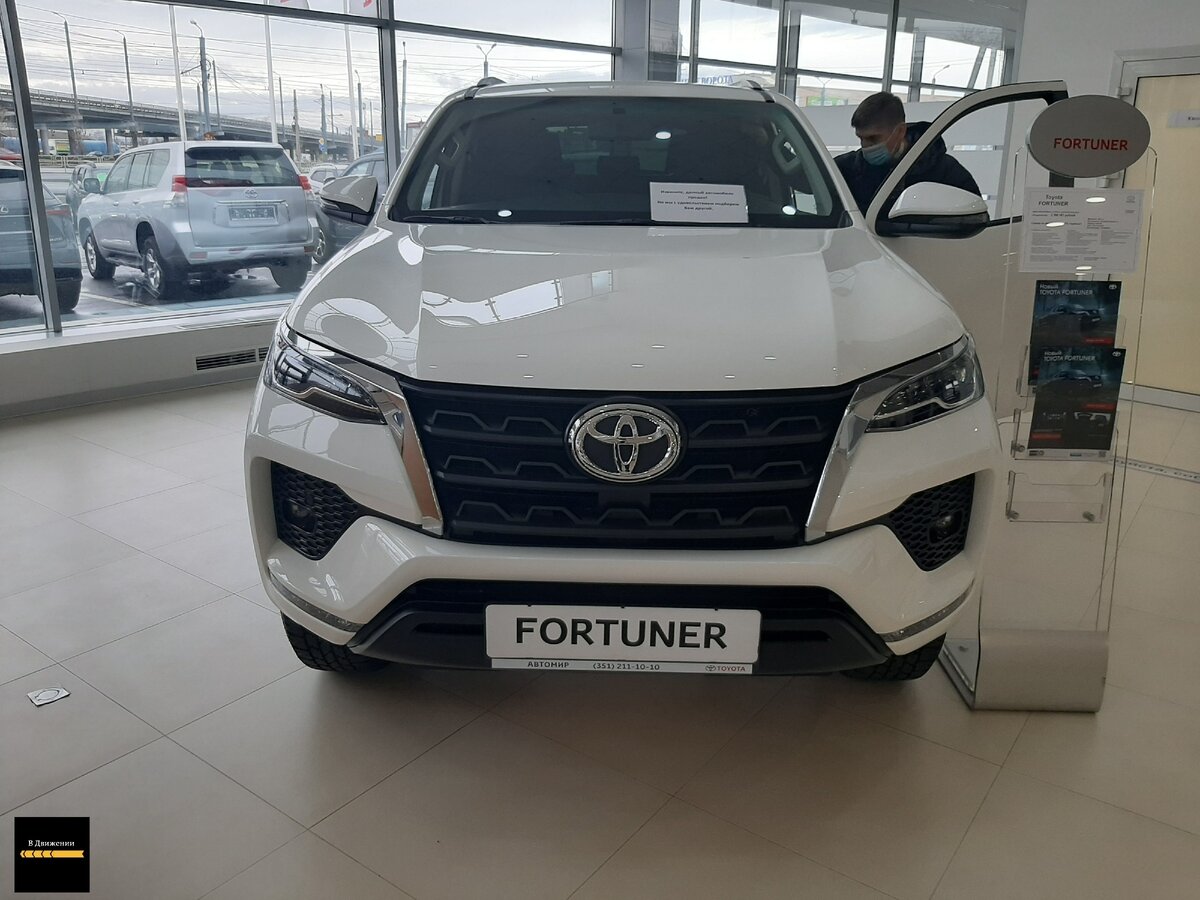 тойота фортунер, большой логотип впечатляет, передняя часть, фото автора