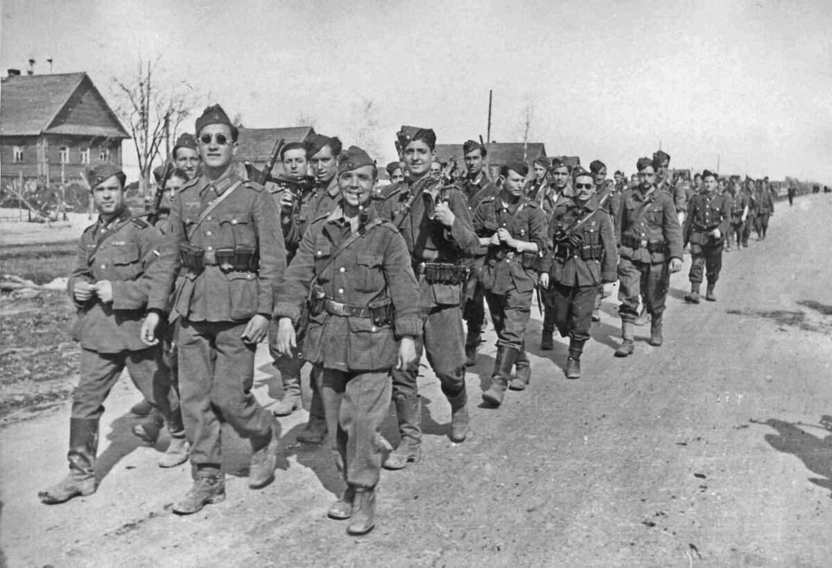 Испанцы в вермахте. Через «Голубую» 250-ю дивизию прошло несколько десятков тысяч испанских солдат и офицеров. Хотя официально Испания с СССР не воевала.