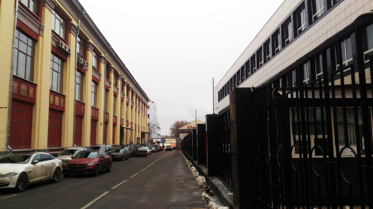 Гамсоновский переулок. Вид с Холодильного переулка. Дом №2 справа