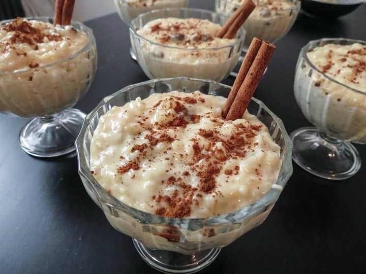 Рисовый пудинг, украшен палочкой корицы