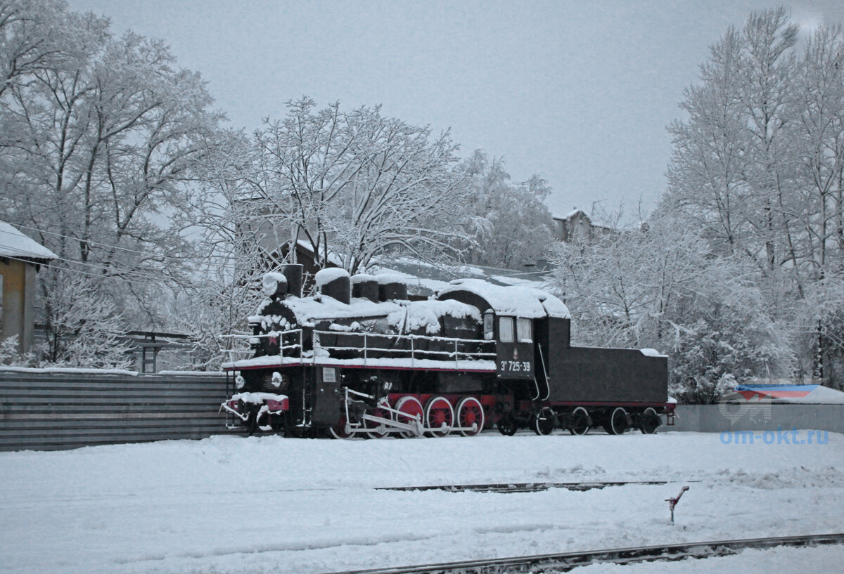 1. Паровоз-памятник Эм 725-39 на станции Тверь