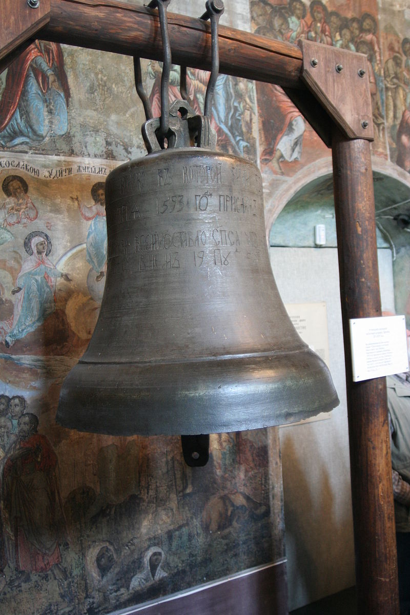 Набатный колокол в угличской церкви Димитрия на Крови. Фото: https://ru.wikipedia.org/wiki/%D0%A1%D1%81%D1%8B%D0%BB%D1%8C%D0%BD%D1%8B%D0%B9_%D0%BD%D0%B0%D0%B1%D0%B0%D1%82%D0%BD%D1%8B%D0%B9_%D0%BA%D0%BE%D0%BB%D0%BE%D0%BA%D0%BE%D0%BB#/media/%D0%A4%D0%B0%D0%B9%D0%BB:Dimitrij_church_Uglich_bell.jpg