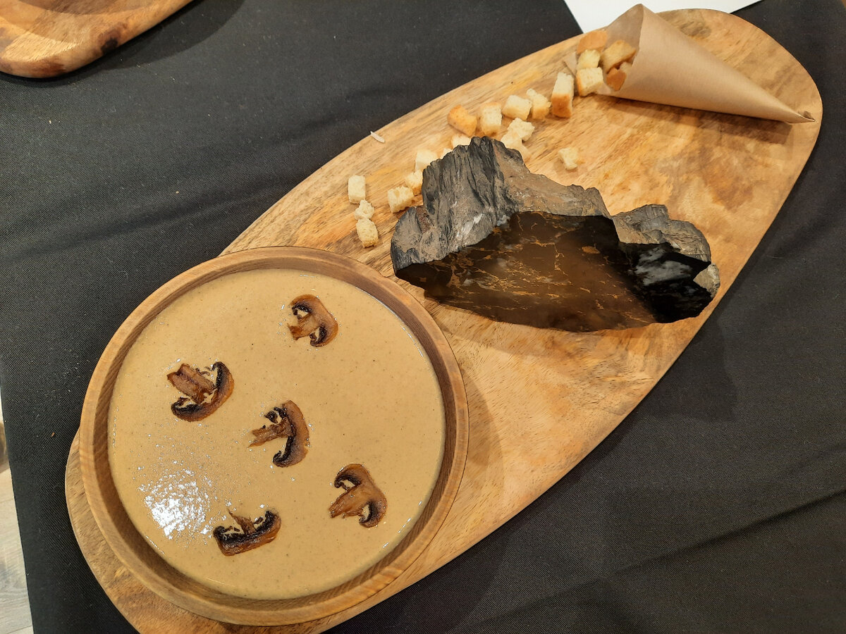 Суп из белых грибов из кафе «Берлога» в Никеле. Слишком парадная подача, но на фестивале его будут разливать в стаканчики, чтобы можно было пить. Хороший, с глубоким грибным вкусом.