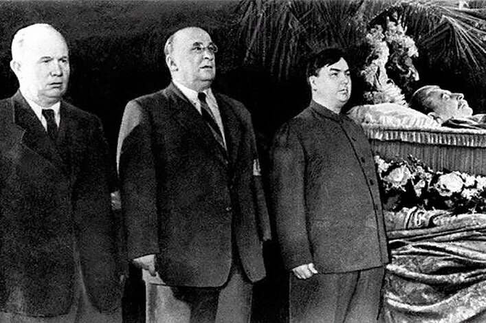 Н. Хрущёв, Л. Берия и Г. Маленков у гроба И. Сталина. 1953 год.