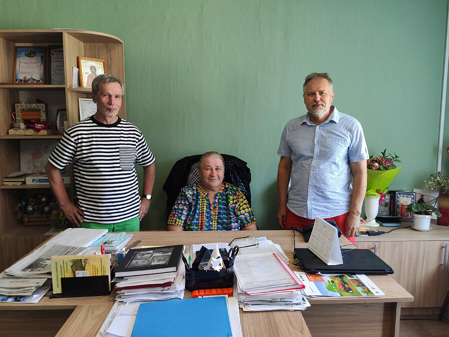 Ирина Андреевна и гости. По её правую руку член Союза писателей Игорь Робертович Кузнецов, слева автор данного материала.