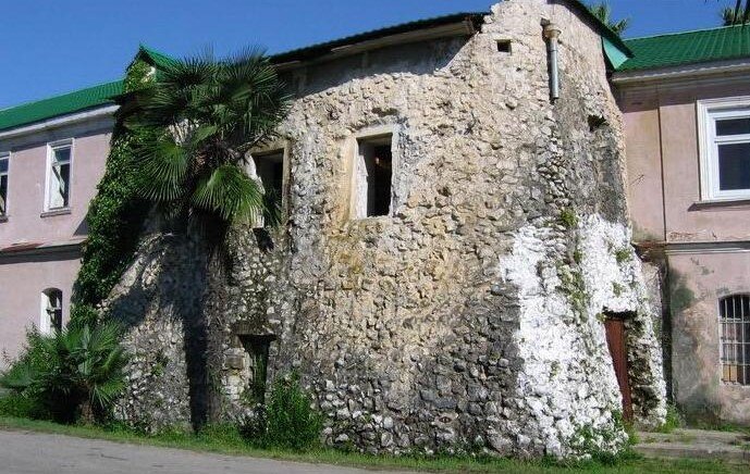 Генуэзская башня в Новом Афоне. В конце 19-го века к ней была пристроена гостиница. Источник: Wikimedia Commons