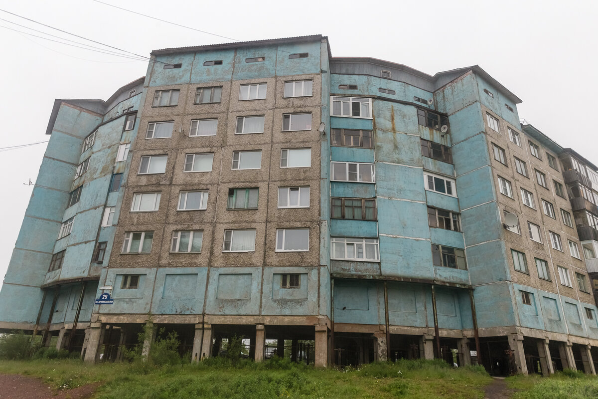 Высокие сваи не дают вечной мерзлоте под зданием оттаивать 