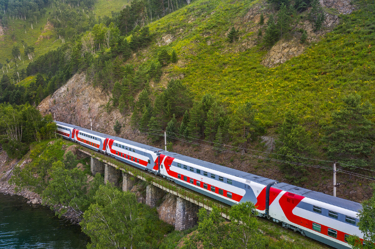 Двухэтажные вагоны нового модельного ряда на Кругобайкальской железной дороге. Фото: Алексей Уланов