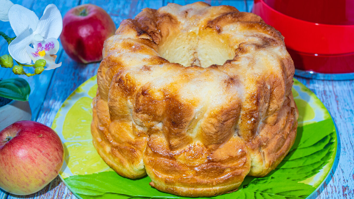 Не знаете что подать на праздничный стол в качестве десерта? Рекомендую приготовить вкусный и одновременно простой яблочный пирог, любимый многими.