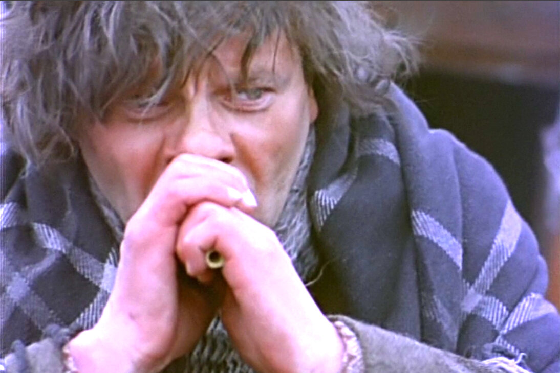 Юрий Серов в роли дикаря Тонги, помощника каторжанина Смолла. Кадр из кинофильма.