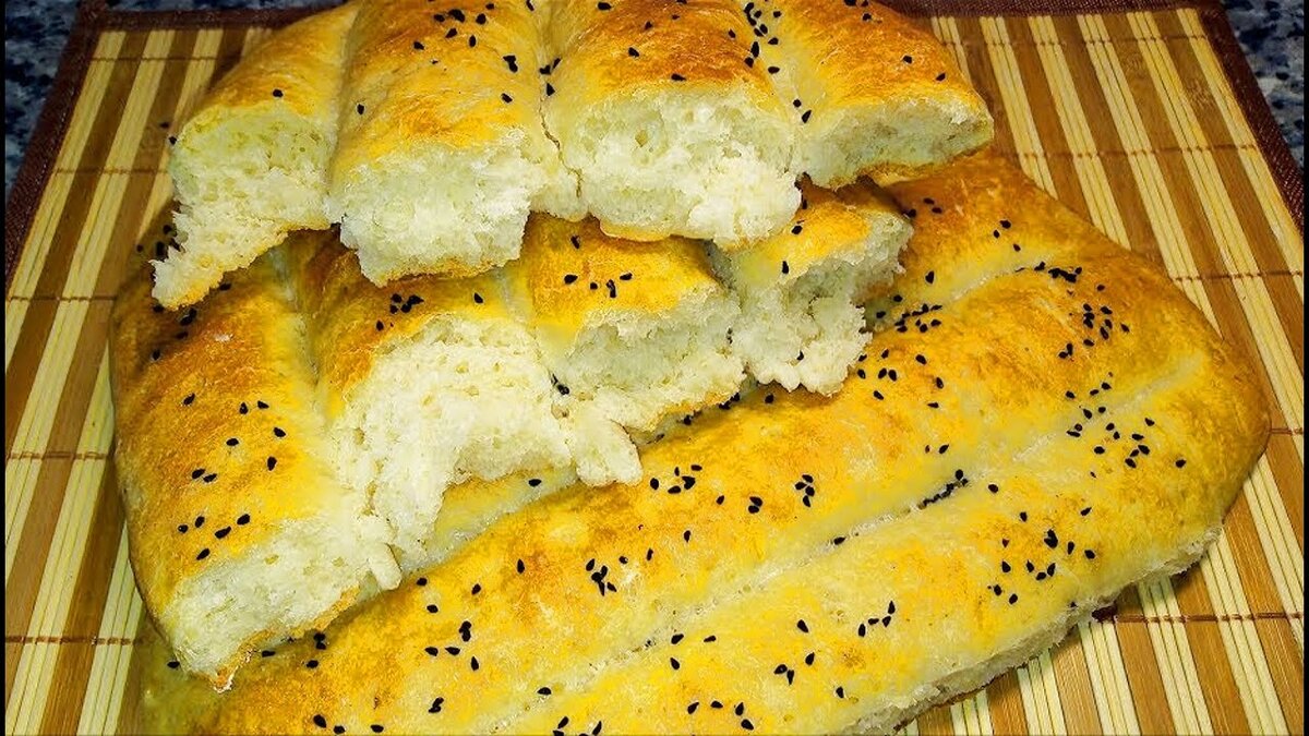 Вкусный и простой рецепт азербайджанского хлеба. 
Ингредиенты:
мука - 650 гр.
дрожжи - 1 ч.л.
сахар -1 ч.л.
соль - 1 ч.л.
вода (теплая) - 400 мл.
чернушка для посыпки
молоко для обмазки

Перемешиваем сухие ингредиенты, добавляем теплую воду и замешиваем тесто. После замеса, смазываем растительным маслом посуду и тесто, чтобы не прилипало. Закрываем крышкой и оставляем на 1 час. Затем аккуратно, не вымешивая, выложить тесто на стол и поделить его на две части. Противень посыпать мукой, выложить тесто и сформировать хлеб. Накрыть пленкой и дать расстояться 30 минут. Затем сделать насечки, смазать молоком и посыпать чернушкой. Выпекать в разогретой до 190 градусов духовке 30-35 минут.