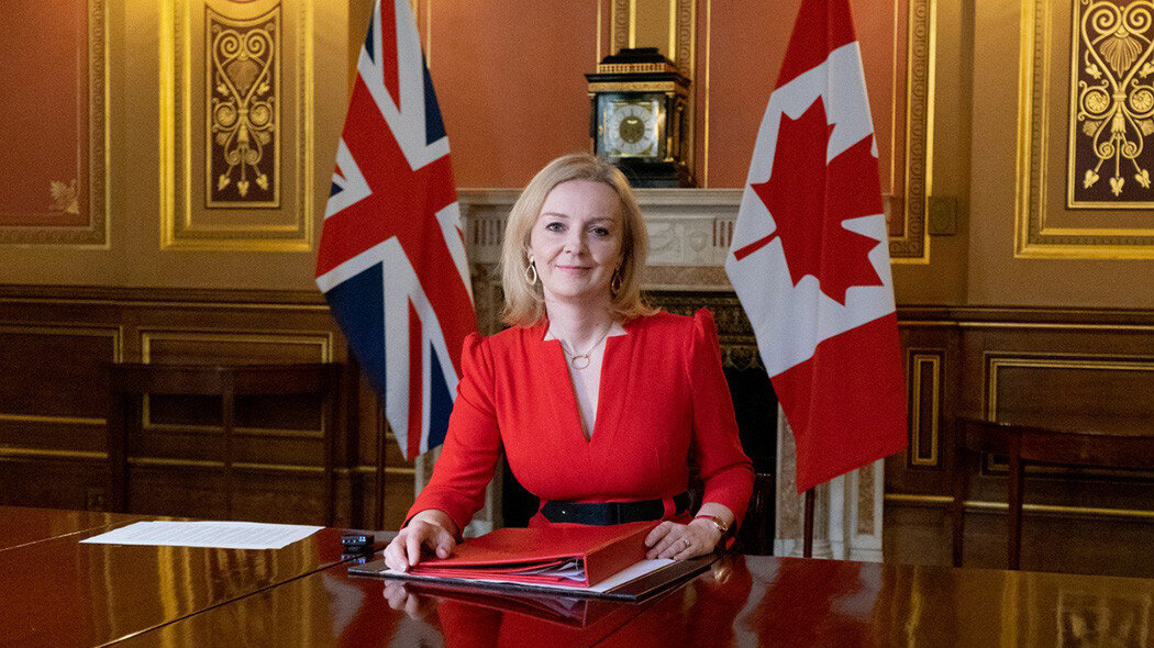 В роли Министра по делам Торговли содружества и в платье Элизабет Трасс выглядела довольно симпатично. Фото GBR.gov