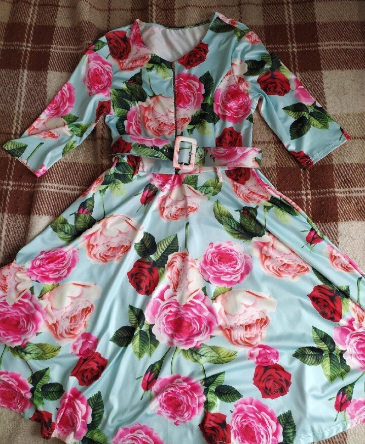 Платья по 100 рублей , очень красивые.Было ещё одно бежевое ,но оно мне не очень кравилось .Жалко что они мне малы.Все платья с поясами.