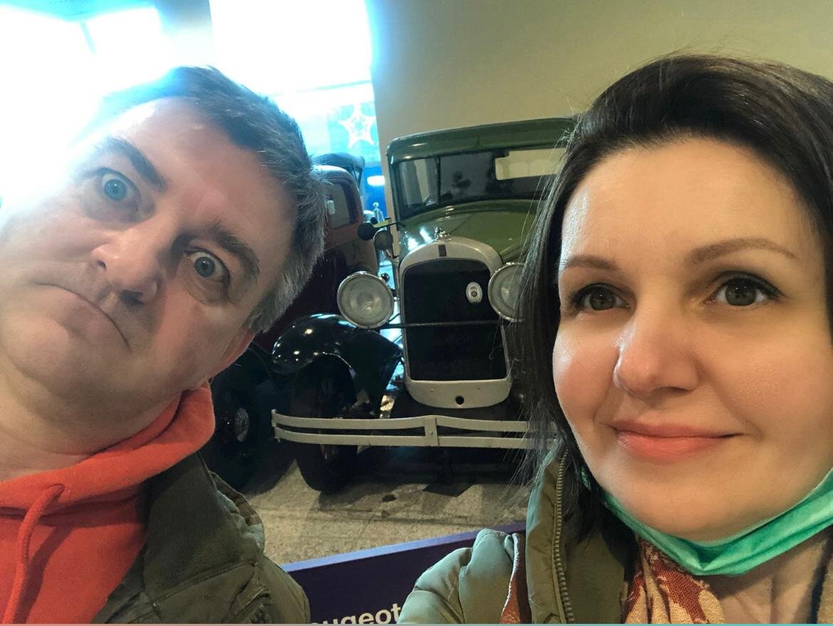 С прошлого года в зале прилета Домодедово выставка раритетных авто.