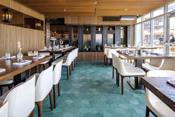 Интерьер ресторана Sofa с напольной плиткой в «винтажном стиле»