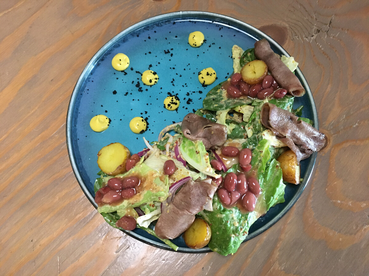 Первый раз заказали салат с томлёным языком, цена 390 руб.