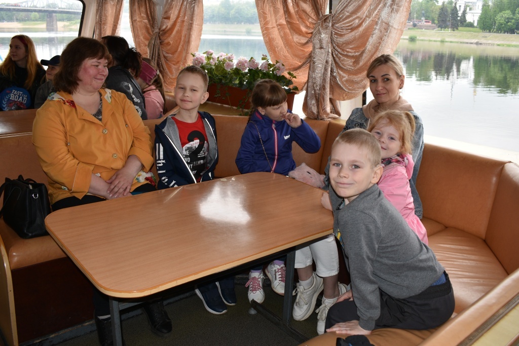 В Твери детей с ограничениями по здоровью прокатили на теплоходе