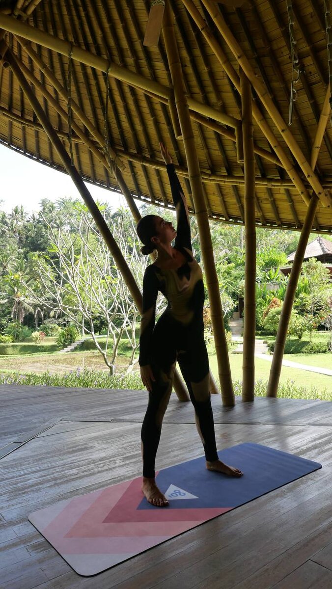 На фото коврик для йоги  Red Lava