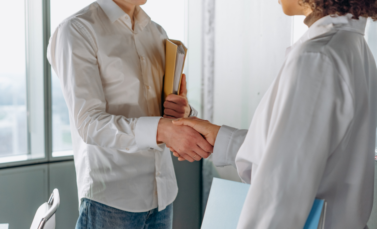 На переговорах сохраняйте спокойствие и игнорируйте сплетника. Фото автора Mikhail Nilov Pexels, используется по лицензии Creative Commons  