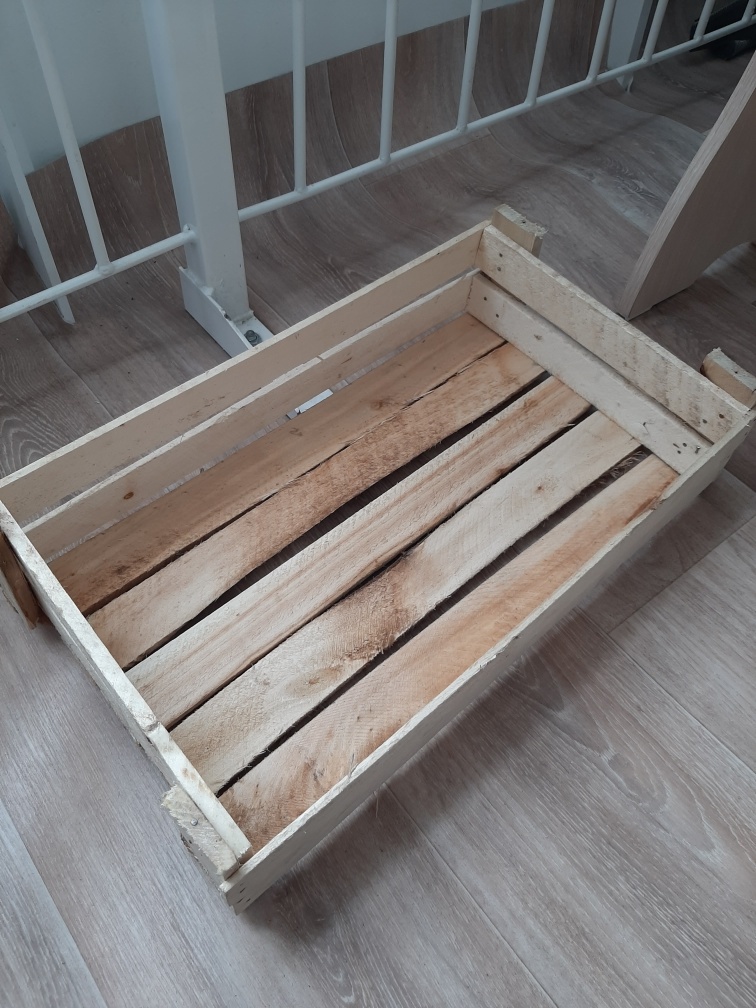 Ящичек. На фото кажется, что он большой, но он размером с лист А3 примерно, из тоненьких планок, легкий.