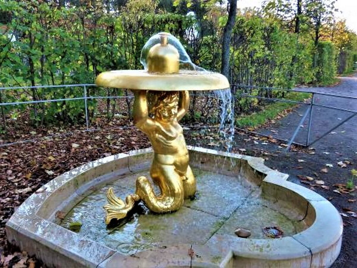 Замысел фонтанов-тритонов принадлежит Петру I.