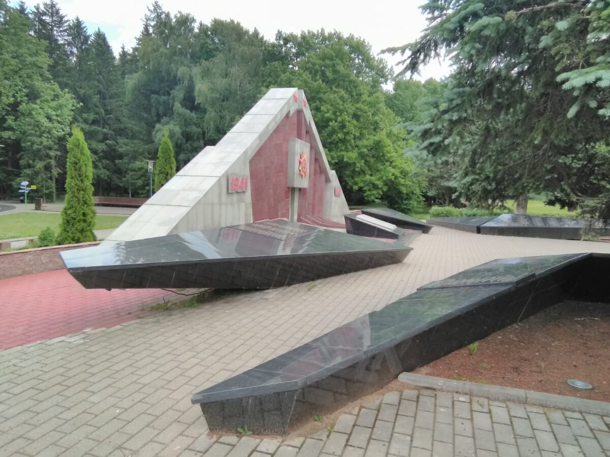 Памятник Неизвестному летчику. Фото автора 