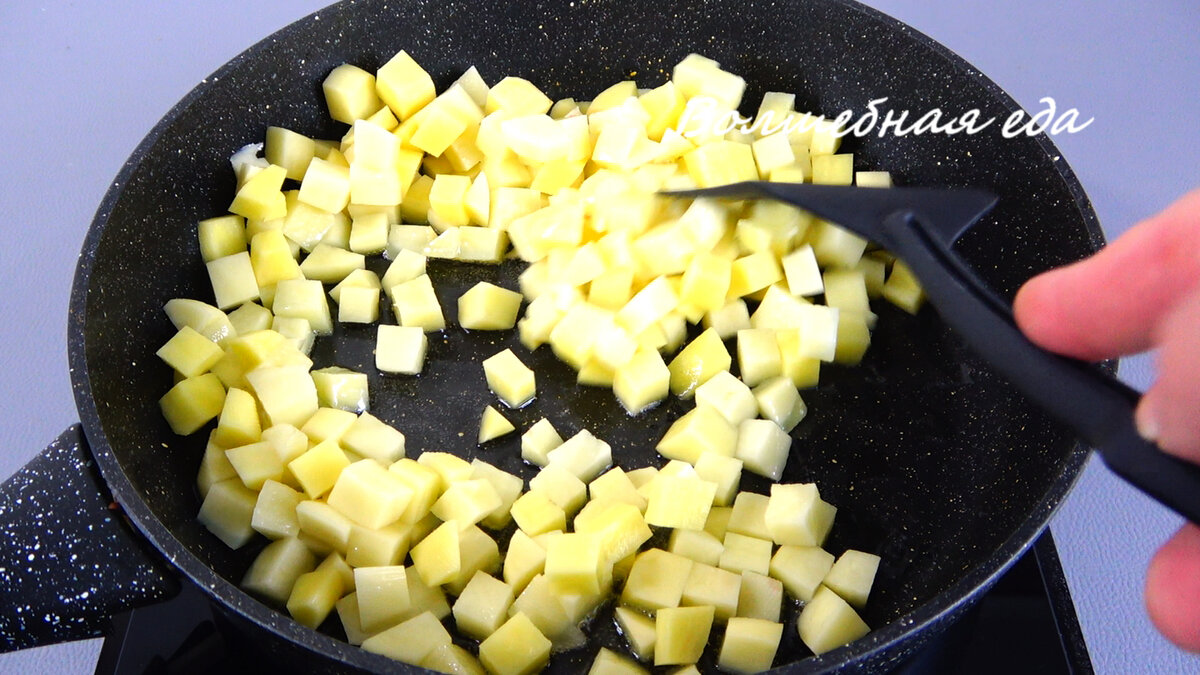 Жареная картошка на воде рецепт. Картошка с брынзой. Круглая обжаренная картошка. Как нарезать картошку чтобы пожарить. Жареная картошка майнкрафт.