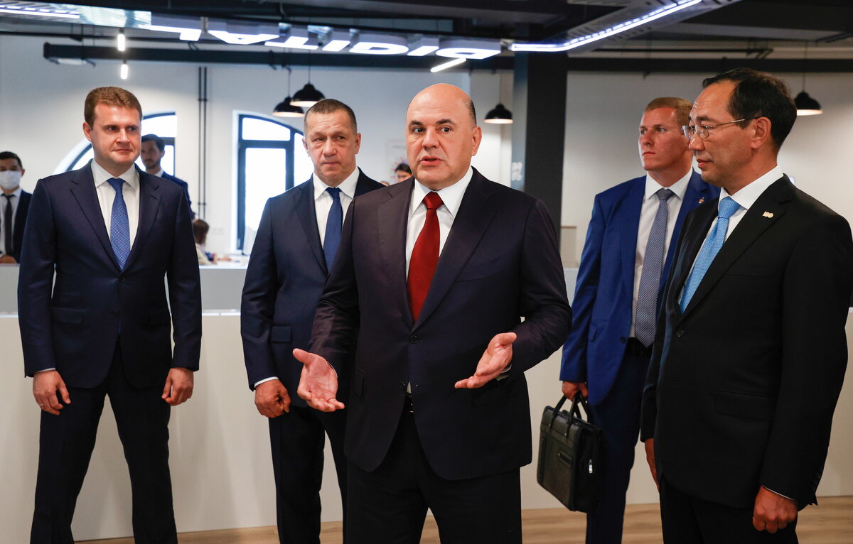    Вице-премьер РФ - полномочный представитель президента в Дальневосточном федеральном округе Юрий Трутнев, премьер-министр РФ Михаил Мишустин и глава Республики Саха (Якутия) Айсен Николаев  Дмитрий Астахов/POOL/ТАСС