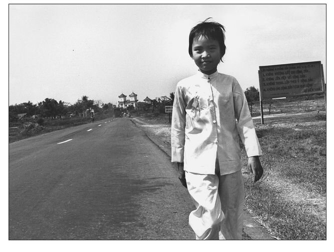 Счастливая ие еще здоровая Фук. На заднем план храм Каодай.