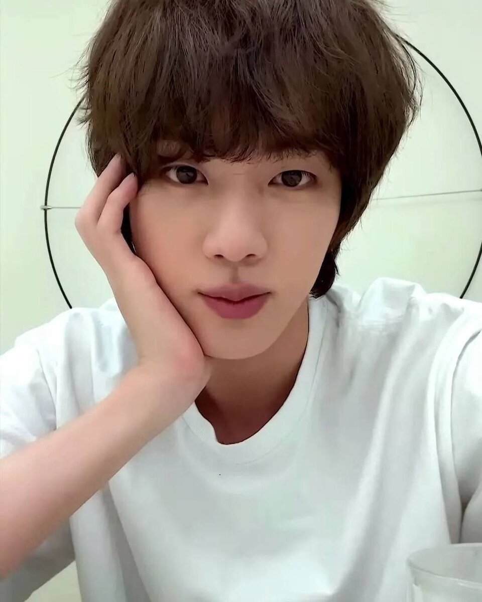 Спина Джина из BTS