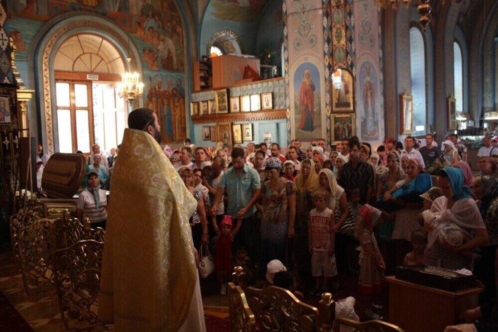 Христианский храм и прихожане