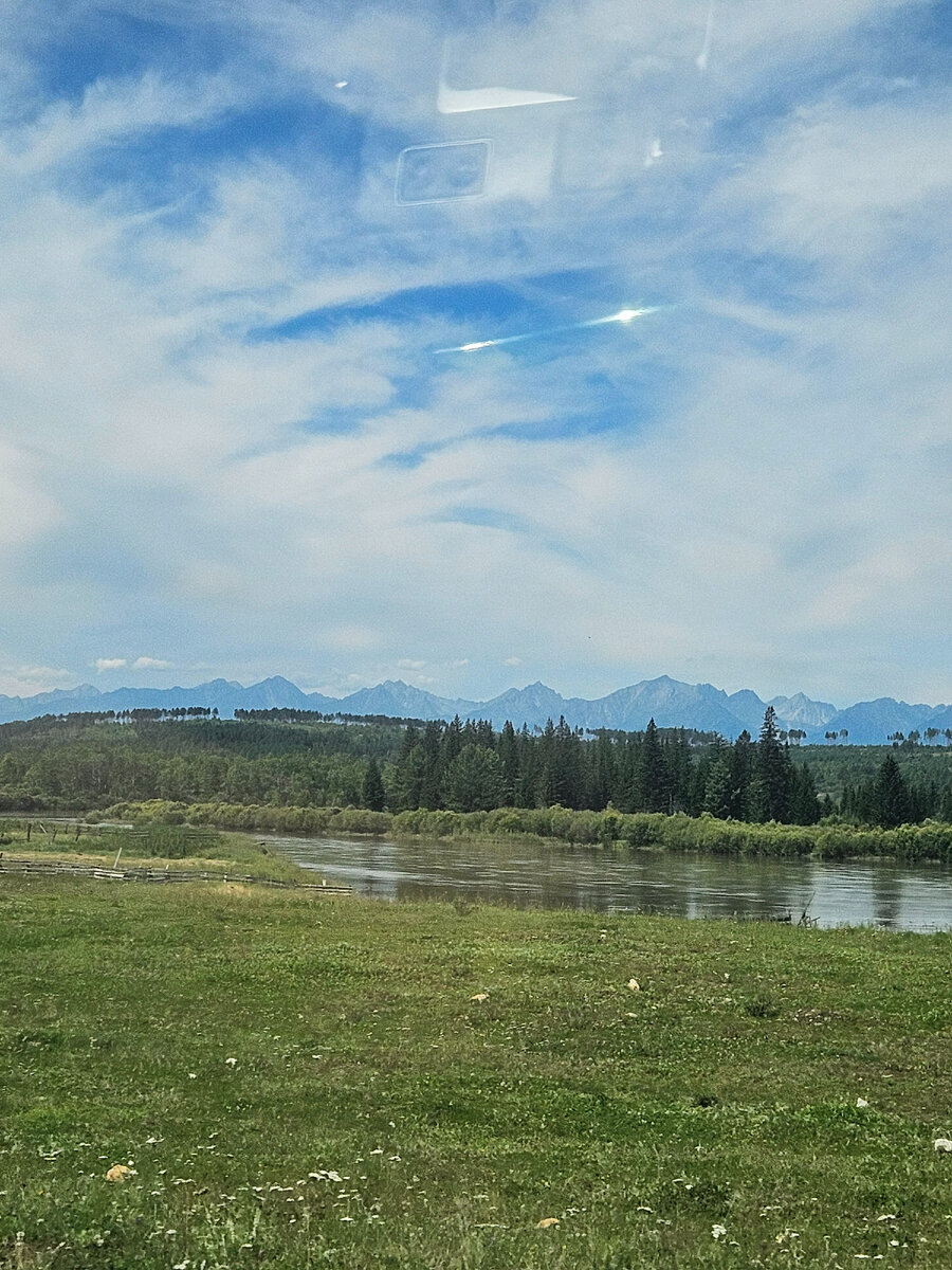 Поездка по Тункинской долине при хорошей видимости всегда приносит много радости от созерцания гор и простора 