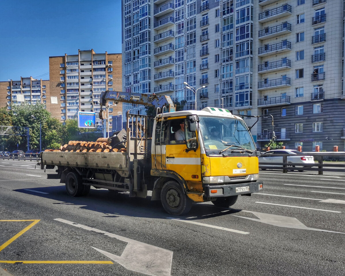 Грузовой автомобиль с манипулятором Nissan Diesel Condor с правым рулём. 