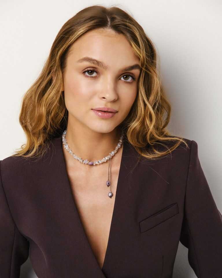 На фото чокер из горного хрусталя, чароита и опалитового стекла