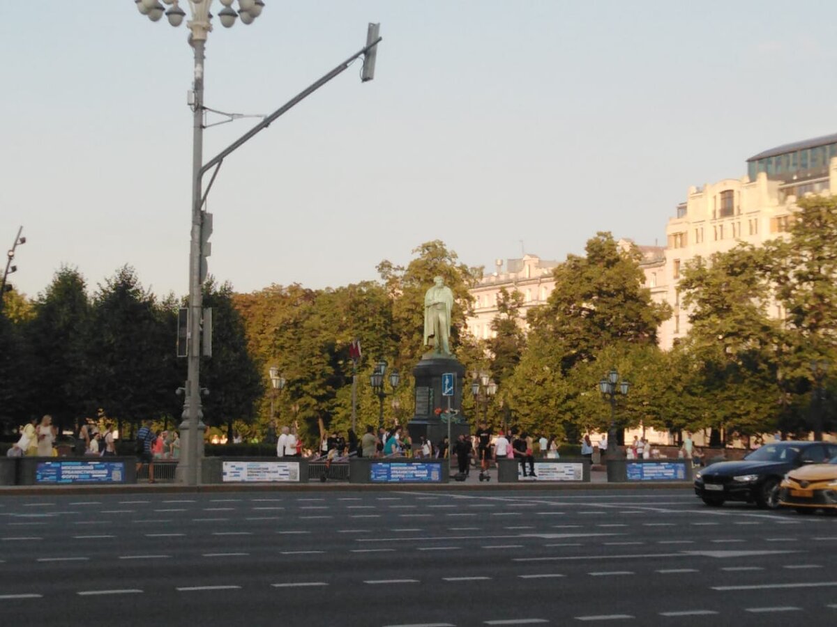 Памятник Пушкину на Пушкинской площади в Москве.