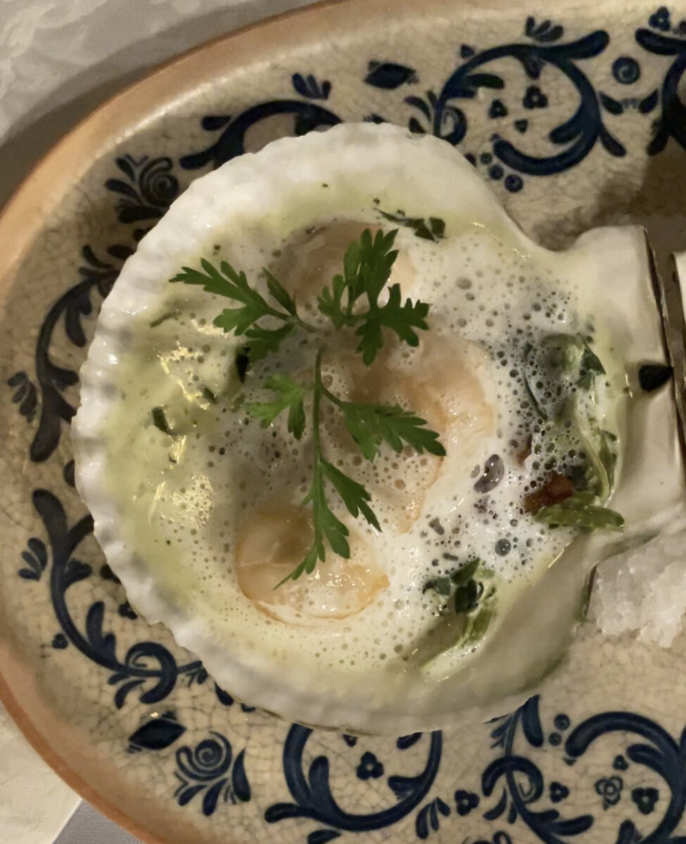 Запеченные гребешки с беконом и шпинатом